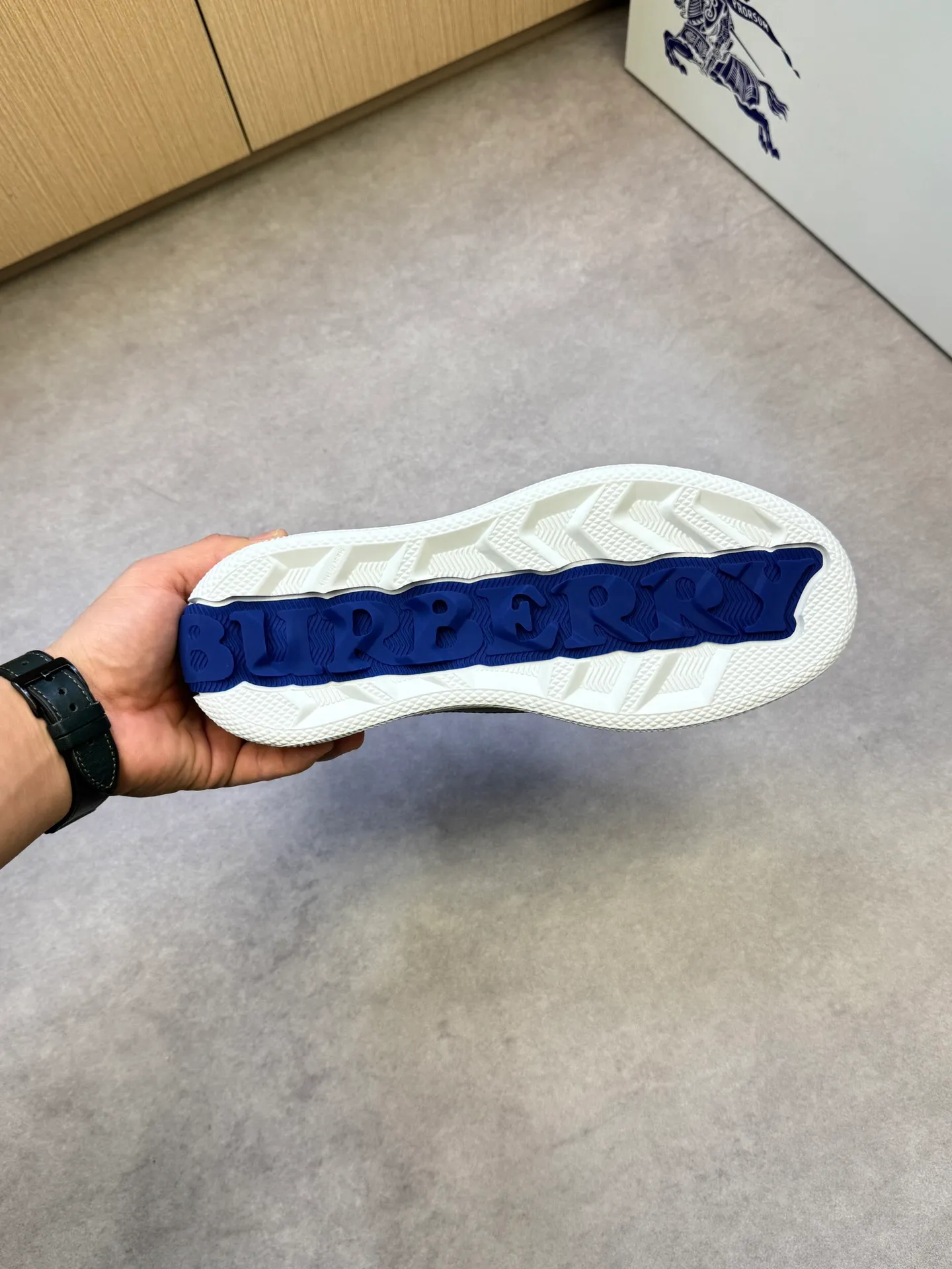 P400 [BURBERRY] Burberry casual sports sneakers - Upper: imported 🔝 open edge beaded calfskin, brand totem cloth, tongue brand cloth label - Inner: water-dyed cowhide - Outsole: ultra-light TPR rubber; two-color molded outsole - Super high quality control·Fine workmanship: highlighted (high-end, extravagance, grade) -Size: 38-44 (Male 45, can be customized)·BBR0372